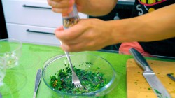 Острая закуска из маринованных баклажанов с сыром