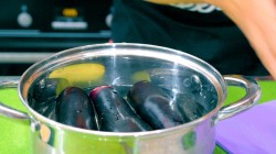 Острая закуска из маринованных баклажанов с сыром