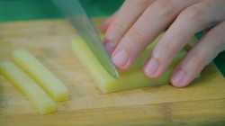 название картинки Закуска к пиву крабовые палочки обжаренные в кляре с сыром