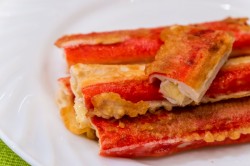 название картинки Закуска к пиву крабовые палочки обжаренные в кляре с сыром