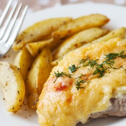 Отбивная свиная под сыром с грибами