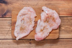 название картинки Отбивное куриное филе с помидорами и сыром