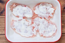 название картинки Отбивное куриное филе с помидорами и сыром