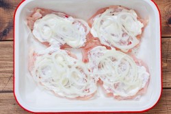 название картинки Отбивное куриное филе с помидорами и сыром