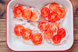 название картинки Отбивное куриное филе с помидорами и сыром