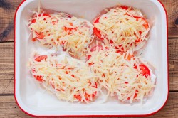 название картинки Отбивное куриное филе с помидорами и сыром