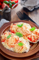 название картинки Отбивное куриное филе с помидорами и сыром