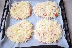 Отбивные с помидором и сыром в духовке