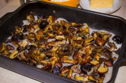 название картинки Новогодние отбивные с сыром и грибами в духовке куриные