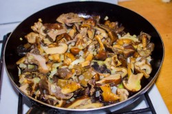 название картинки Новогодние отбивные с сыром и грибами в духовке куриные