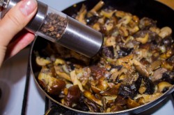 название картинки Новогодние отбивные с сыром и грибами в духовке куриные