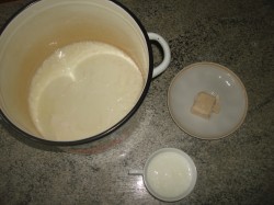 Открытый дрожжевой пирог с абрикосовым вареньем - шаг 1