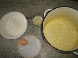 Открытый дрожжевой пирог с абрикосовым вареньем - шаг 2