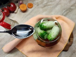 Огурцы с помидорами на зиму маринованные. Овощное ассорти