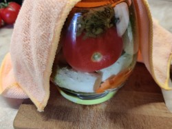Огурцы с помидорами на зиму маринованные. Овощное ассорти