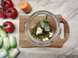 Огурцы с помидорами на зиму маринованные. Овощное ассорти