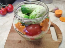Огурцы с помидорами на зиму маринованные. Овощное ассорти