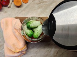 Огурцы с помидорами на зиму маринованные. Овощное ассорти