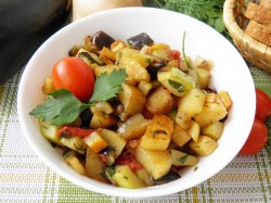 Овощное рагу: кабачки, баклажаны, картофель