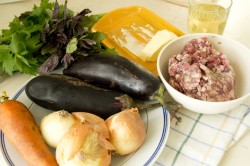 Овощное рагу с мясным фаршем и баклажанами в духовке