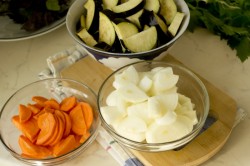 Овощное рагу с мясным фаршем и баклажанами в духовке