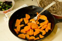 Овощное рагу с мясным фаршем и баклажанами в духовке