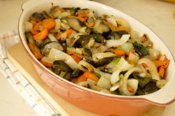 Овощное рагу с мясным фаршем и баклажанами в духовке