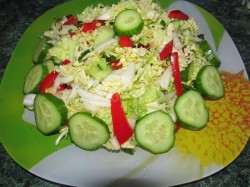 Овощной салат из пекинской капусты с огурцом