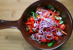 Салат с жареной куриной грудкой и овощами