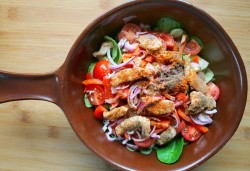 Салат с жареной куриной грудкой и овощами