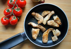 Салат с жареной куриной грудкой и овощами