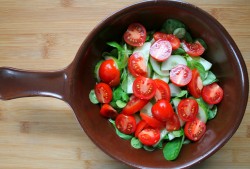 Салат с жареной куриной грудкой и овощами