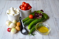Салат из свежих огурцов и помидоров с моцареллой