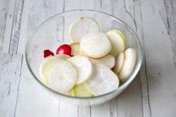 Салат из свежих огурцов и помидоров с моцареллой