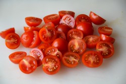 Салат из свежих огурцов и помидоров с моцареллой