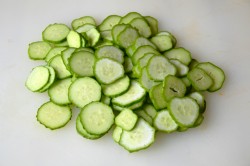 Салат из свежих огурцов и помидоров с моцареллой