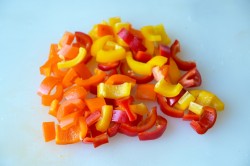 Салат из свежих огурцов и помидоров с моцареллой