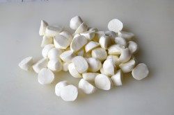 Салат из свежих огурцов и помидоров с моцареллой