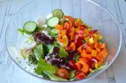 Салат из свежих огурцов и помидоров с моцареллой