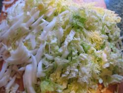 Овощной салат из пекинской капусты с огурцом