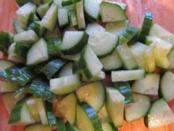 Овощной салат из пекинской капусты с огурцом