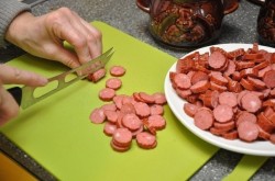 название картинки Охотничьи колбаски с картофелем в горшочках