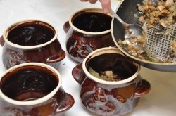 название картинки Охотничьи колбаски с картофелем в горшочках