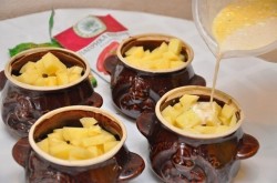 название картинки Охотничьи колбаски с картофелем в горшочках