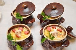 название картинки Охотничьи колбаски с картофелем в горшочках