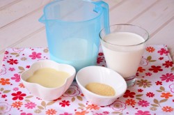 Панна-котта со сгущенным молоком и клубничным конфитюром