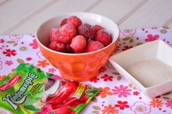 Панна-котта со сгущенным молоком и клубничным конфитюром