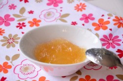 Панна-котта со сгущенным молоком и клубничным конфитюром