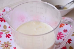 Панна-котта со сгущенным молоком и клубничным конфитюром