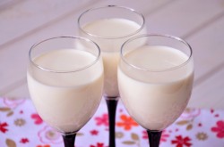 Панна-котта со сгущенным молоком и клубничным конфитюром